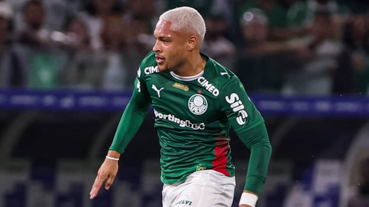 Vitor Roque sai com dores e vira dúvida no Palmeiras