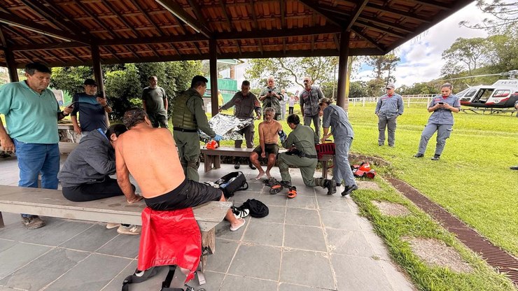 Ciclistas perdidos em trilha reencontram familiares; veja imagens