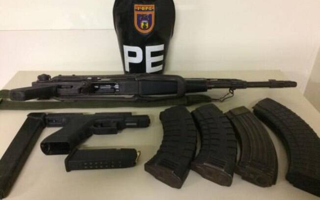 Além de fuzil AK47, polícia do Exército apreendeu outras armas e carregadores em operação na Rocinha