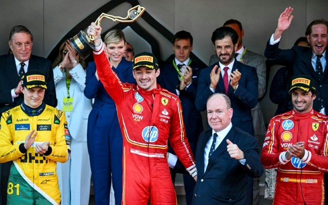 Charles Leclerc (C) comemora no pódio a vitória no GP de Mônaco disputado neste domingo, em Monte Carlo