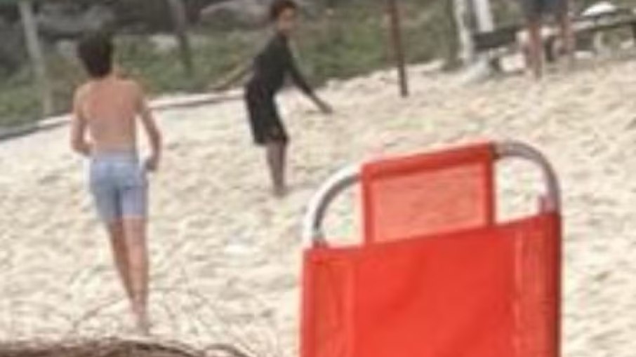 Registro de banhista mostra Édson Davi brincando na areia da praia