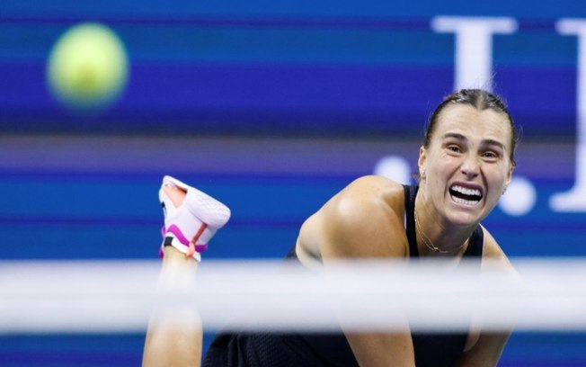 Aryna Sabalenka devolve uma bola nas quartas de final do Aberto dos Estados Unidos em 3 de setembro de 2024