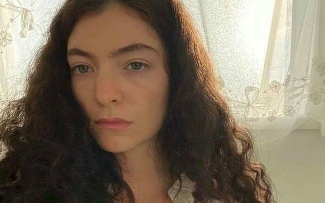 Lorde mostra indignação no Glastonbury sobre reversão dos direitos ao aborto nos EUA