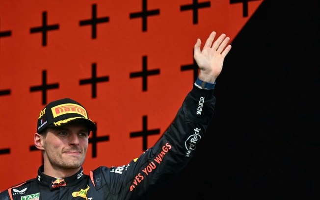 O piloto da Red Bull Max Verstappen comemora a vitória no Grande Prêmio da Emilia-Romagna, na Itália, neste domingo, 19 de maio