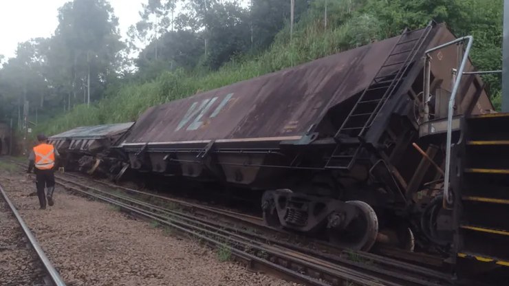 Vagões de um trem de carga descarrilam e tombam em Campinas (SP)