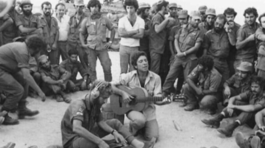 Caspi e Cohen entre soldados na Pensínsula do Sinai.