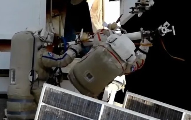 Vazamento na ISS atinge cabo de segurança em spacewalk de cosmonautas