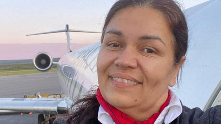 Comissária sobrevive após ser arremessada de avião em acidente