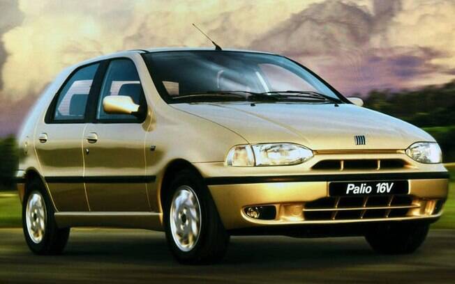 A primeira frente do Fiat Palio no mercado brasileiro, em 1996. Bancos bipartidos eram destaque do modelo mais caro, assim como o motor 1.6 16V