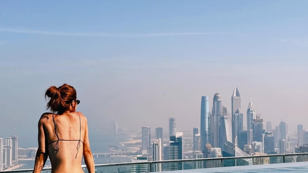 Gio Ewbank posa de biquíni em hotel de luxo em Dubai