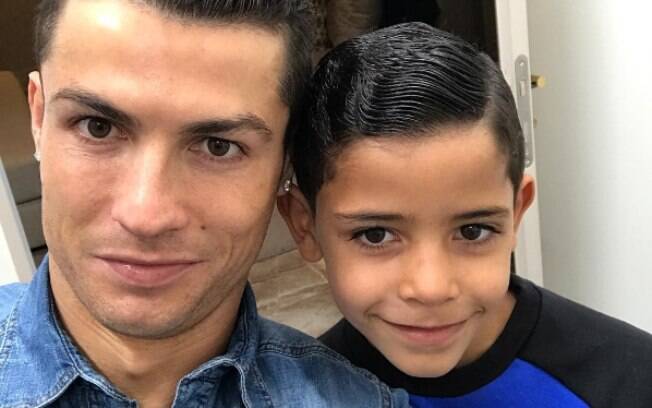 Cristiano Ronaldo costuma postar fotos com o filho em seu perfil no Instagram