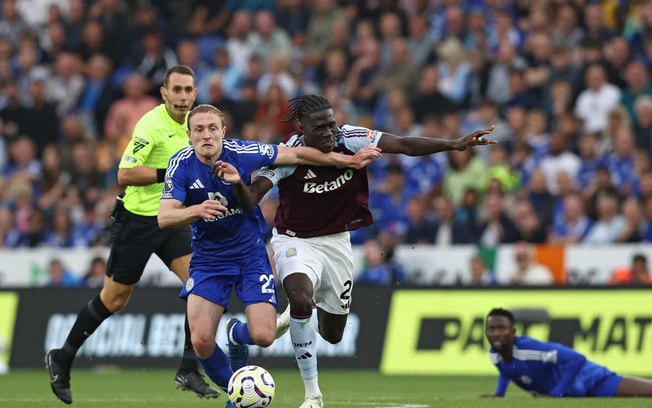 Oliver Skipp, do Leicester (de azul, à esquerda) disputa a bola com Onana, do Aston Villa, durante o duelo entre as equipes no Kimg Power Stadium