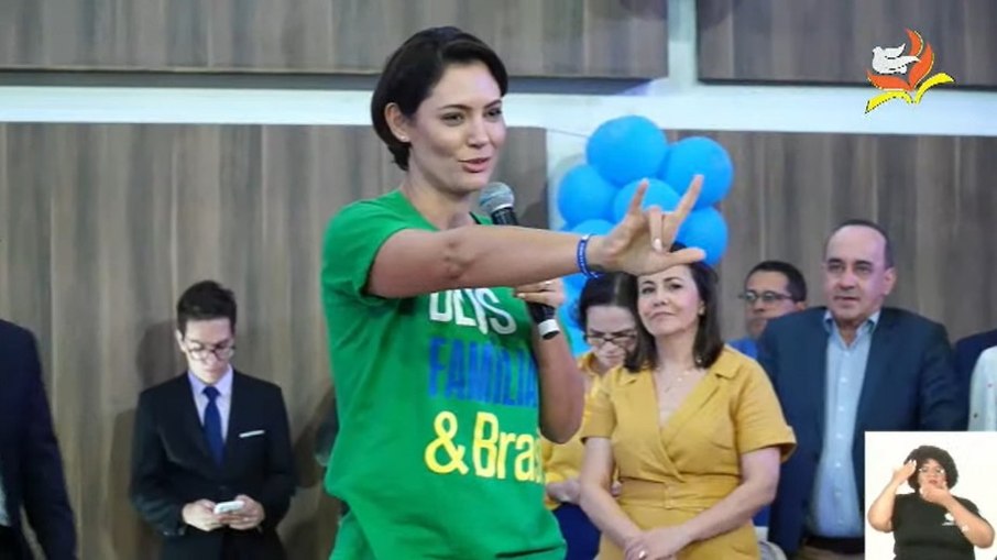 Michelle Bolsonaro vira piada após falar com surdos em evento