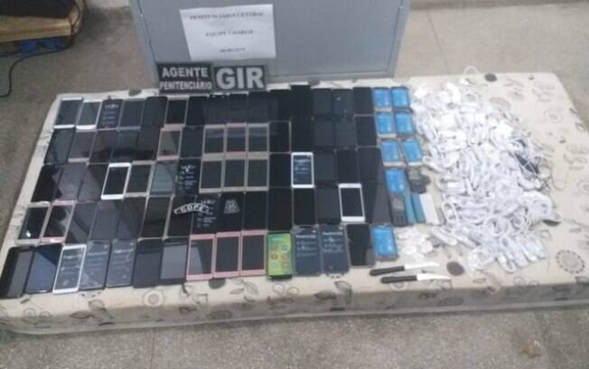 Polícia apreendeu 84 celulares, fones de ouvido e carregadores