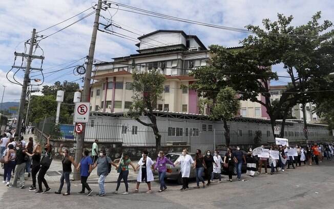 Médicos, enfermeiros e funcionários do Hospital Federal de Bonsucesso 'abraçaram' a unidade na manhã desta terça-feira