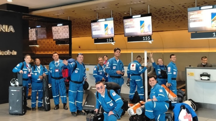 Equipe de ajuda humanitária transportada pela companhia
