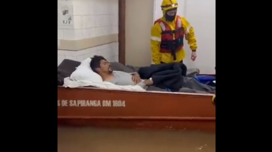 Bombeiros resgatam pacientes em barco após enchentes atingirem unidades de atendimento no Rio Grande do Sul