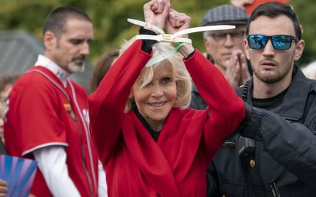 Jane Fonda recebeu o prêmio Stanley Kubrick%2C do Bafta%2C enquanto era presa em Washington em protesto contra as mudanças climáticas jane fonda