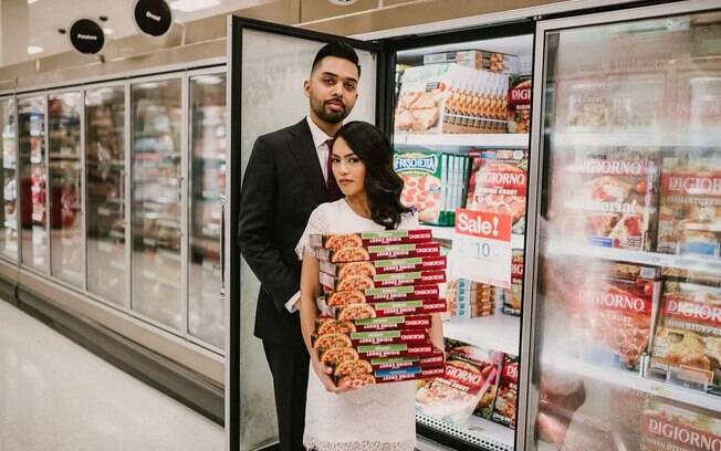A foto preferida da noiva é a que ela está segurando caixas de pizza congelada, um dos alimentos favoritos do casal