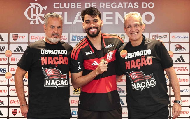 Lucas Paquetá ao lado de Bap (dir.) em sua apresentação ao Flamengo