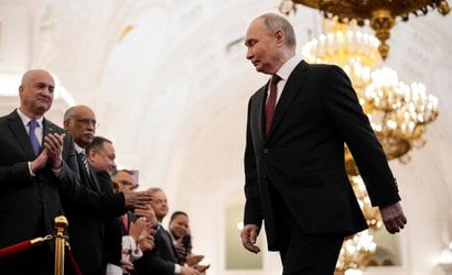 Putin toma posse na Rússia e se diz aberto a diálogo