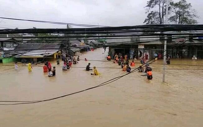 Segundo informações, ao menos 20 pessoas morreram após passagem do tufão