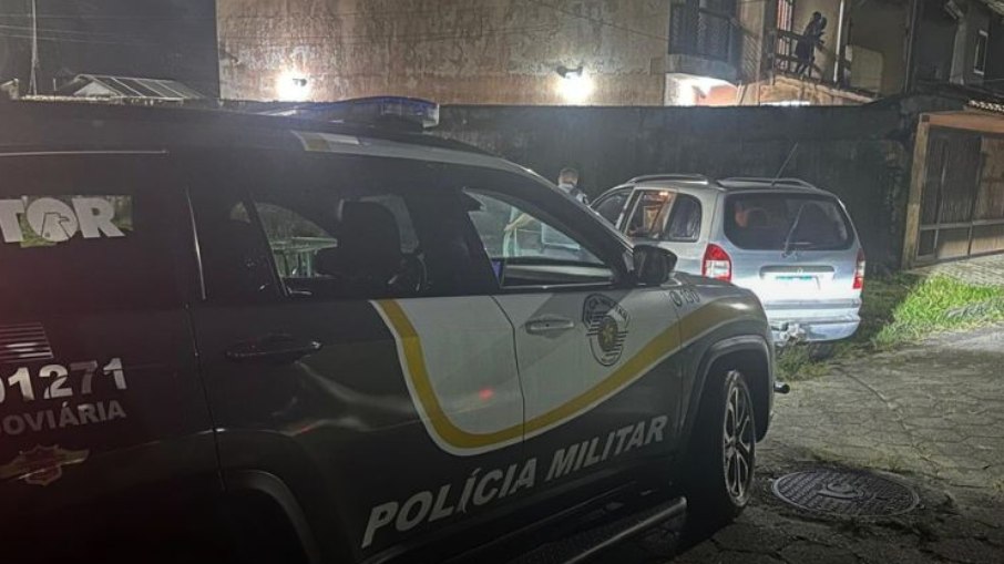 Homem criminoso tentou fugir, mas teve o pneu dianteiro do veículo estourado na guia Homem criminoso tentou fugir, mas teve o pneu dianteiro do veículo estourado na guia