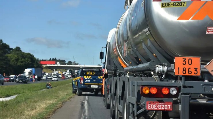 Greve dos caminhoneiros por aumento do preço do diesel é adiada