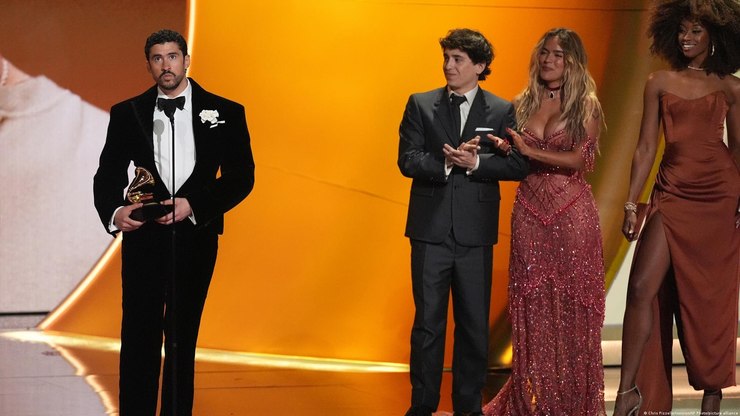Bad Bunny e Billie Eilish criticam o ICE ao receber o Grammy