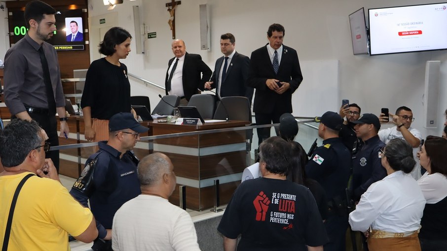 Sessão foi suspensa após desentendimento na Câmara dos Vereadores Sessão foi suspensa após desentendimento na Câmara dos Vereadores