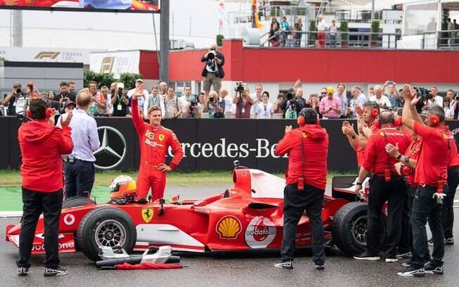 Mick Schumacher ficou emocionado ao pilotar a Ferrari do 7º título do seu pai na Fórmula 1