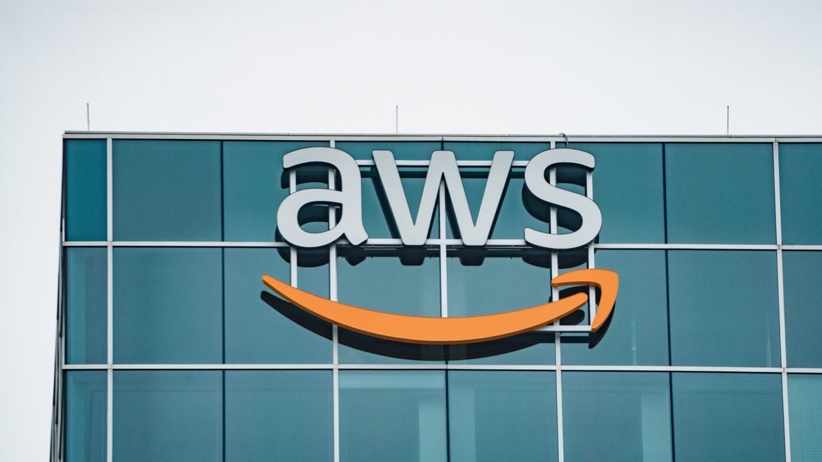 A Amazon Web Services (AWS) oferece hospedagem em nuvem para centenas de sites ao redor do mundo