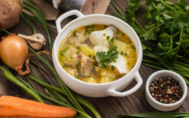 6 sopas ricas em proteínas para manter a dieta nos dias frios