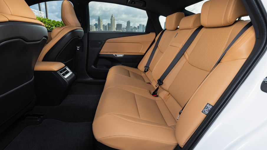 Entre-eixos de 2,95 metros amplia o espaço interno do Lexus ES 350h, especialmente para os ocupantes traseiros.
