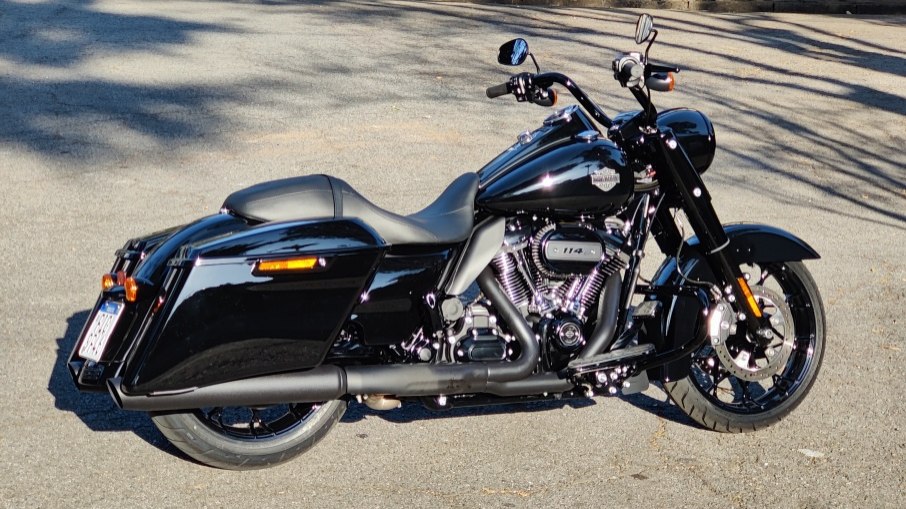 A Harley-Davidson Road King Special 2022, toda preta, que parece ser a melhor opção de cor para essa versão