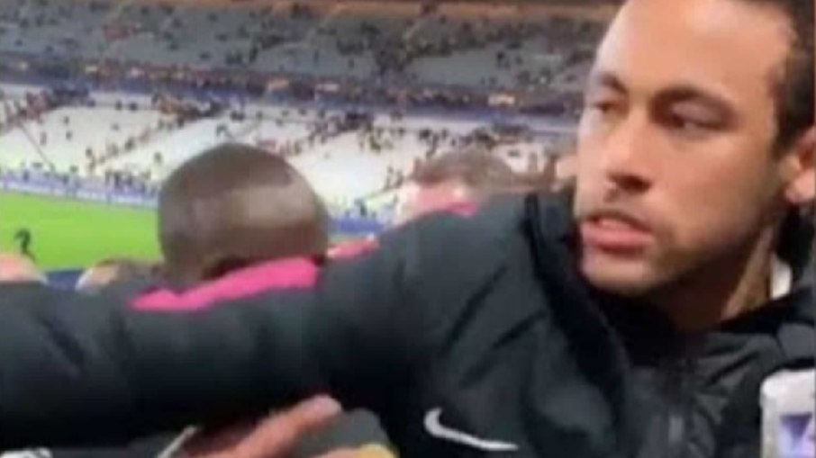 Neymar acertou soco em torcedor após vice do PSG