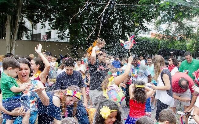 Blocos de carnaval como o 'Fraldinhas e Alfinetes' são boas opções para aproveitar o feriado com as crianças
