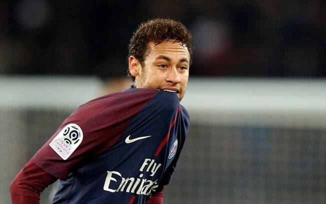 Mesmo fora de campo, Neymar é hostilizado pela torcida do Paris Saint-Germain
