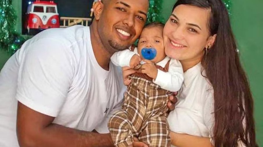 O casal Filipe e Raíssa com o bebê Miguel.