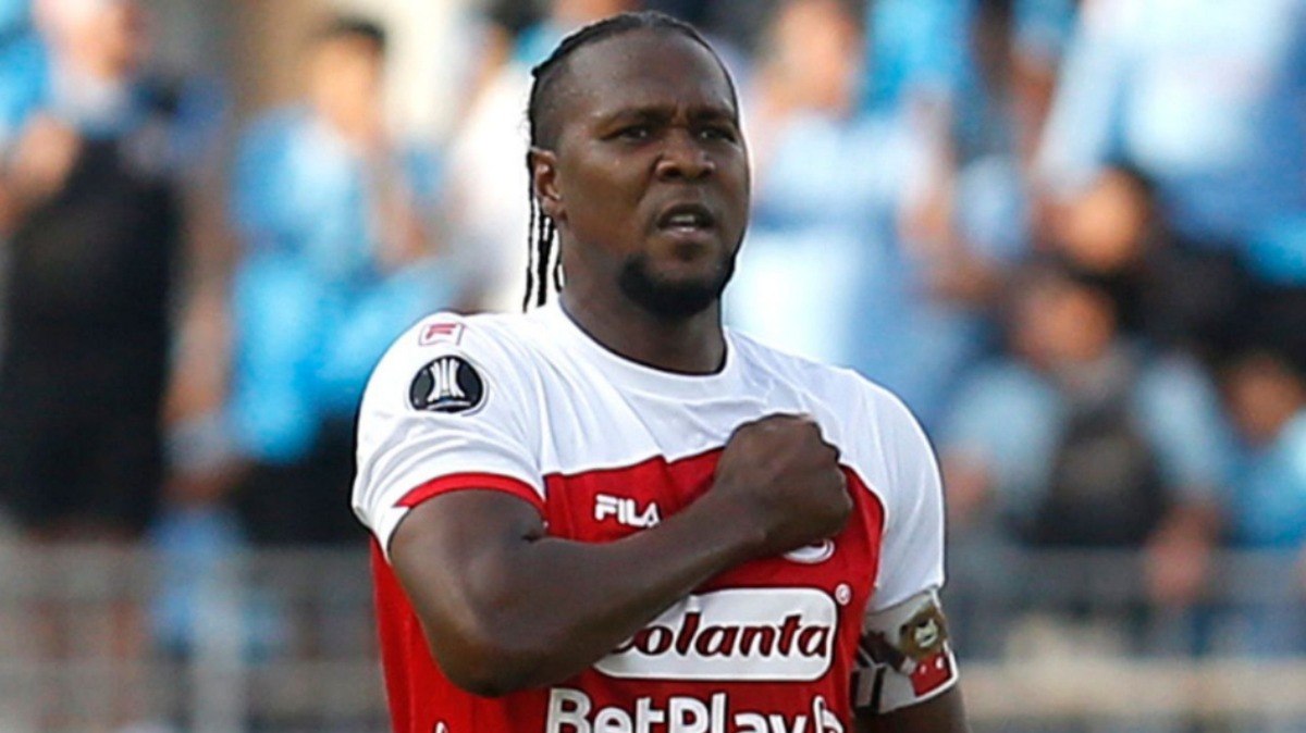 Ex-Bahia%20se%20lesiona%2C%20fica%20em%20campo%20e%20faz%20gol%20do%20t%C3%ADtulo