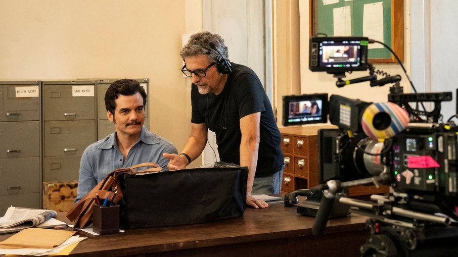 Wagner Moura e Kleber Mendonça Filho no set de O Agente Secreto