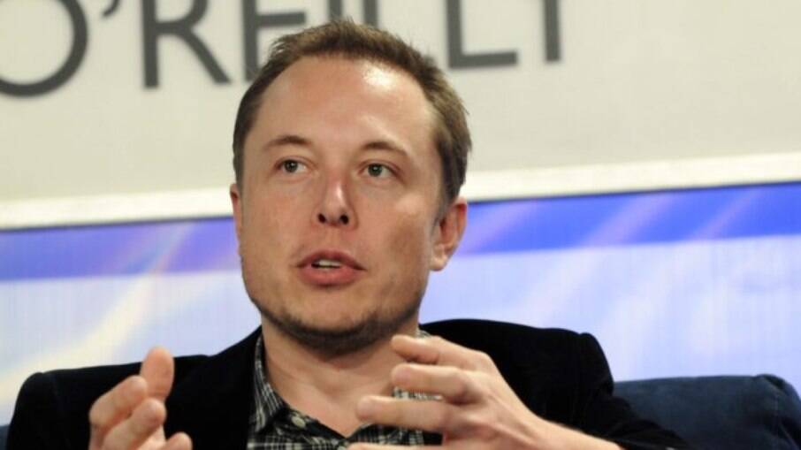Elon Musk diz não ter onde morar e estar dormindo na casa de amigos