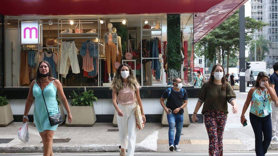Mesmo após liberação, pedestres utilizam máscaras na Avenida Paulista