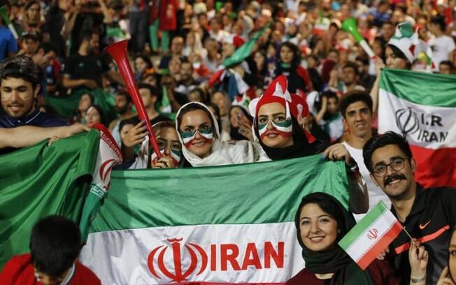 Mulheres são proibidas de entrar nos estádios do Irã há 40 anos