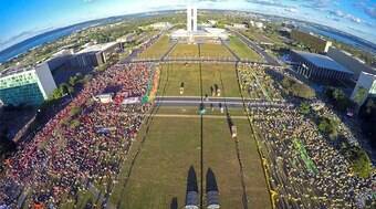 Jovem evita falar de política na web por medo de cancelamento