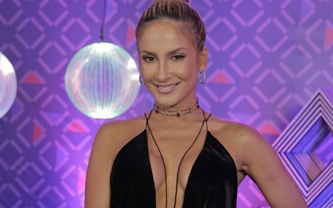 Claudia Leitte arrasa no decote no 'The Voice' e vira assunto nas redes após cada apresentação