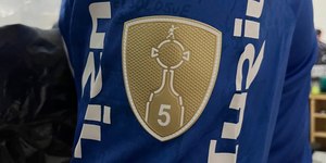 Camisa da China: uniforme de time tem patch de títulos do rival