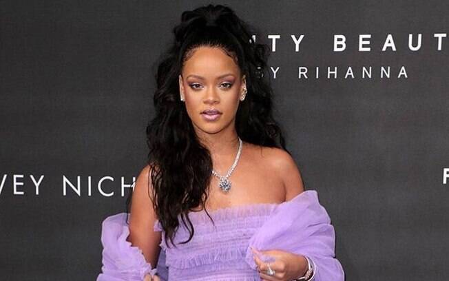 Fãs de Rihanna na internet descobriram o real nome da cantora após o lançamento de sua  linha de maquiagens