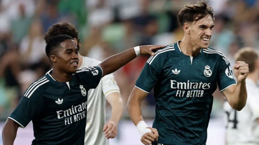Endrick e Carlos Espí comemoram gol no amistoso deste sábado (8)