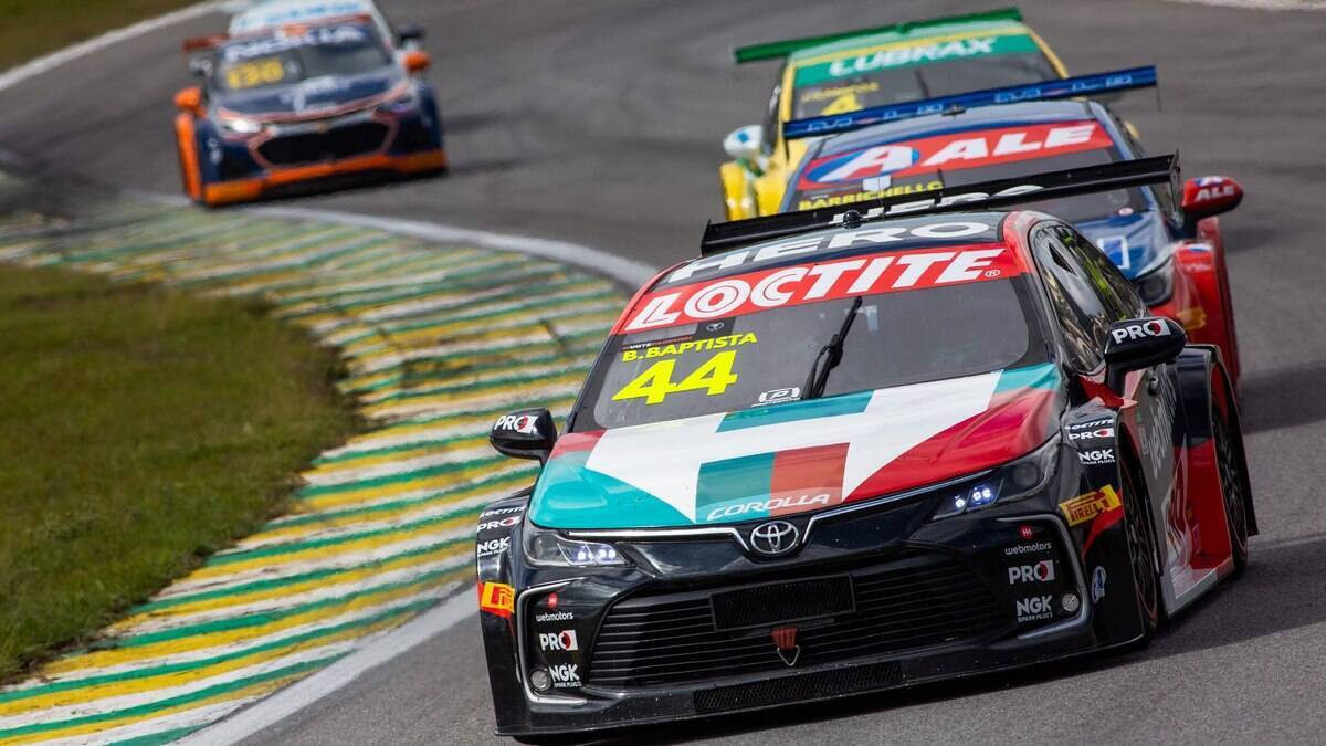 Carros Corrida Estrada Bandeira Troféu Cone Trânsito Rapaz